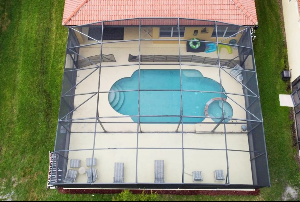 First Class 4 Bedroom En-Suite Pool Home